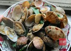 Illustration of how to stir-fry the garlic 3