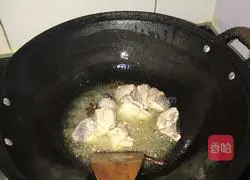 Illustration of how to stew fish in iron pot 6
