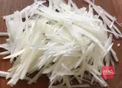 Illustration of how to make mushroom sauce mixed with shredded radish 1
