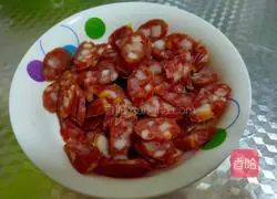 Illustration of how to make fried sausage and garlic sprouts 2