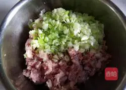 Illustration of how to make steamed meat rolls with tofu skin 3