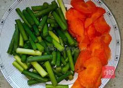 Illustration of how to make sliced meat and garlic sprouts 4