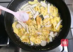 Illustration of how to make scrambled eggs with mushrooms 14