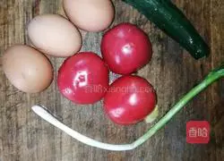 Illustration of how to make tomato, cucumber and egg noodles 1