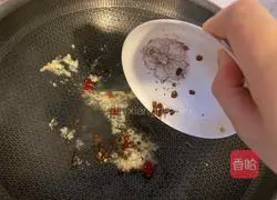 Illustration of how to make scrambled eggs with cabbage and vermicelli 6