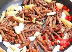 Illustration of how to make fried beef with celery 4