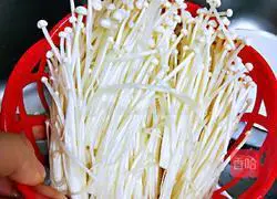 Illustration of how to make fried leeks with enoki mushrooms 4