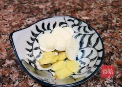 Illustration of how to stir-fry lettuce and shrimp 2