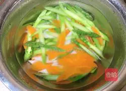 Illustration of how to cook asparagus, carrots and yam 5