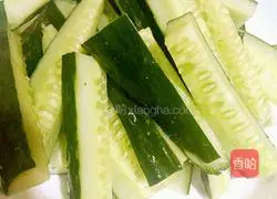Illustration of how to make sweet and sour cucumber strips 1