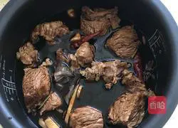 Illustration of how to make rice cooker sauce beef 10