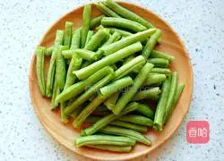 Illustration of how to make fried green beans with meat 2