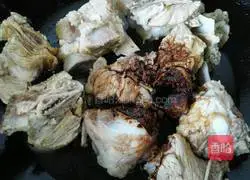 Illustration of how to make fenugreek roasted pork 6