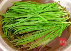 Illustration of how to stir-fry vannamei shrimp with leeks 5