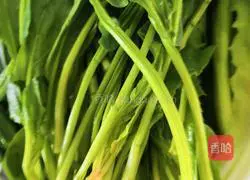 Illustration of how to make spinach with sauce 1