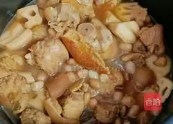 Illustration of how to stew pig's feet with lotus root and peanuts 15