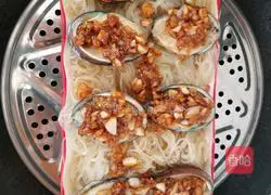 Illustration of how to make steamed abalone with garlic vermicelli 8