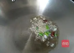 Illustration of how to make fried pork slices with celery 3