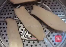 Illustration of how to make hand-shred king oyster mushrooms 4