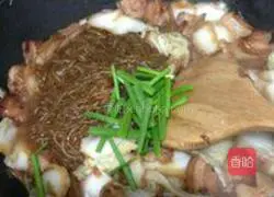 Illustration of how to make pork and cabbage stewed vermicelli 4