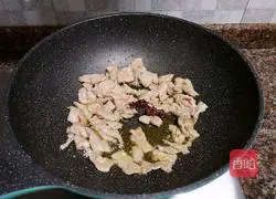 Illustration of how to make asparagus and fried meat slices 8