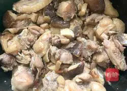 Illustration of how to make mushroom stewed chicken 8