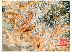 Illustration of how to make hand-shredded beef jerky 6