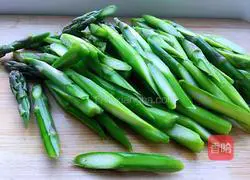 Illustration of how to make tenderloin and fried asparagus 5