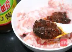 Illustration of a simple and easy way to cook meat and steamed eggs with rice 2