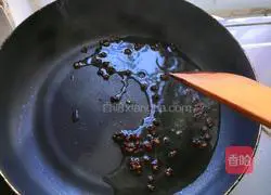 Illustration of how to make spicy tofu skin 3