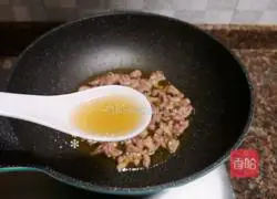 Illustration of how to make ginger-fried duck shreds 7