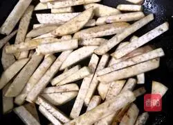 Illustration of how to make fried pork belly with taro 5