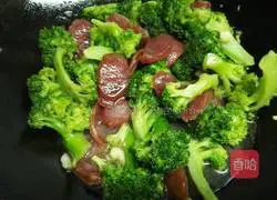 Illustration of how to make fried sausage with broccoli 9