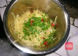 Illustration of how to make spicy and sour potato shreds 9