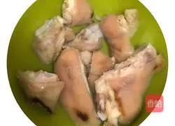 Illustration of how to make spicy pork knuckle 4