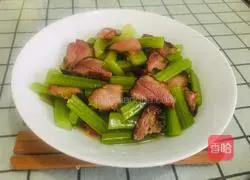 Illustration of how to make fried bacon with celery 8