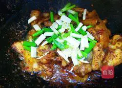 Illustration of how to make twice-cooked pork with green garlic 9