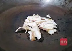 Illustration of how to fry green beans with oil residue 5