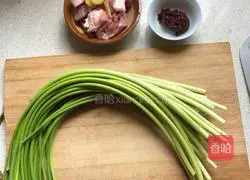 Illustration of how to stir-fry minced meat with garlic moss 1