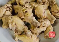 Illustration of how to make spicy braised chicken wings 3