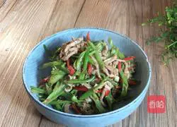 Illustration of how to stir-fry shredded pork with water spinach stalks 14