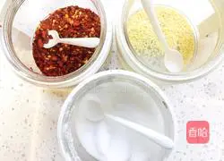 Illustration of how to make stir-fried cabbage and meat 4