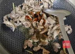 Illustration of how to stir-fry pork heart and kidney with garlic sprouts 11