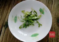 Illustration of how to make scrambled eggs with zucchini 4