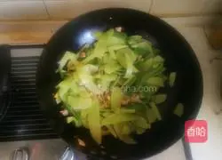 Illustration of how to stir-fry shredded pork with lettuce and green pepper 7