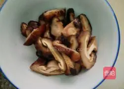 Illustration of how to stew pork with mushrooms 3