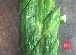 Illustration of how to make garlic white meat 4