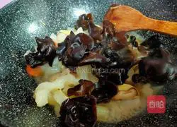 Illustration of how to make stir-fried tendons with black fungus 8