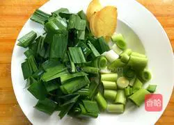 Illustration of how to stir-fry pork liver with garlic sprouts 2