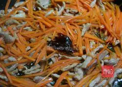 Illustration of how to make fried shredded pork with carrots 7